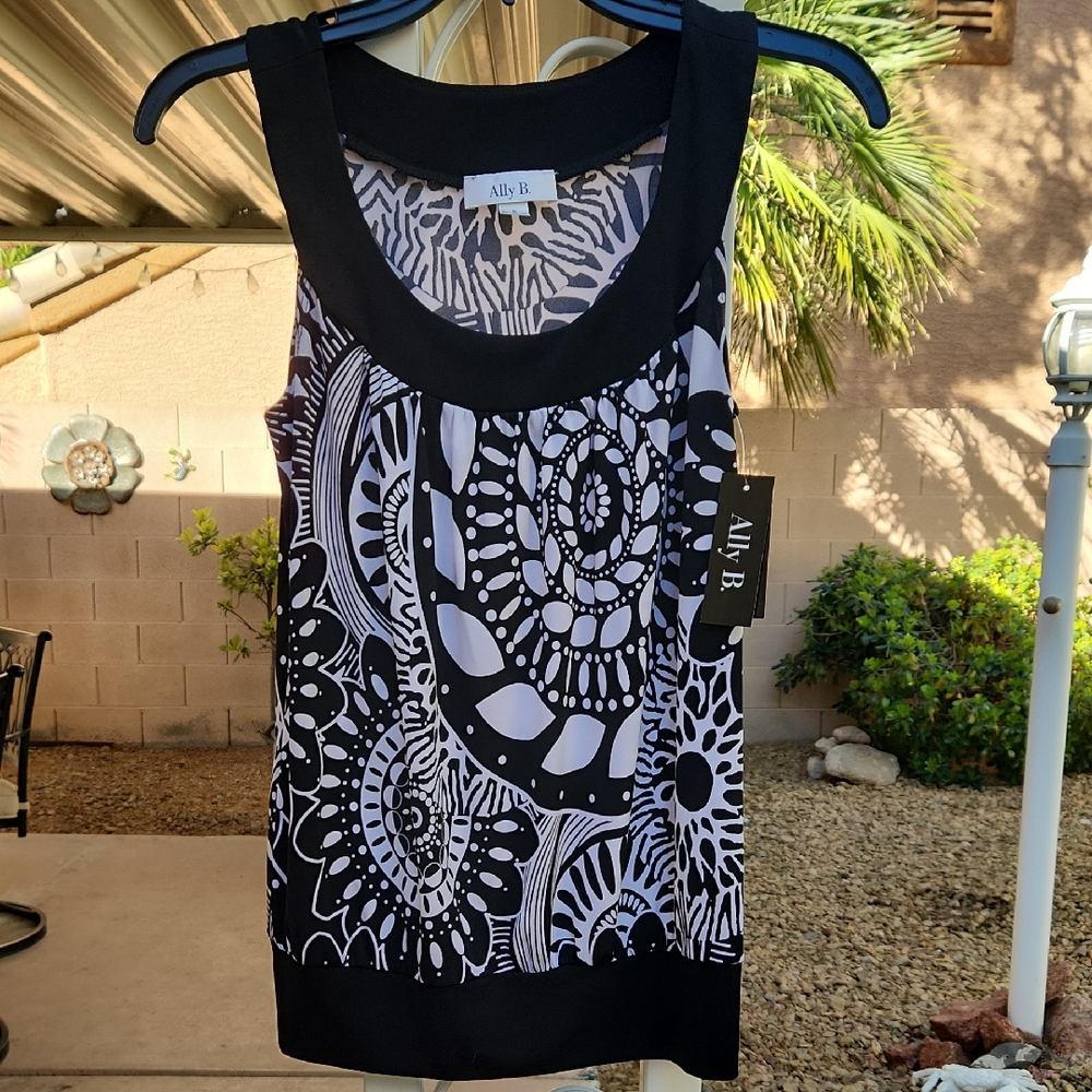 Ally B Black & White Contrast Graphic Scoop Neck Tank Womens Small New With Tag